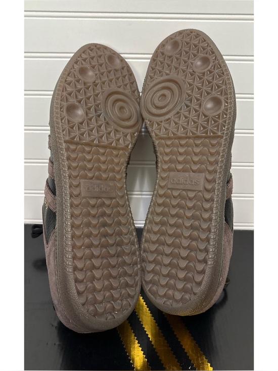 Athletic_Shoes